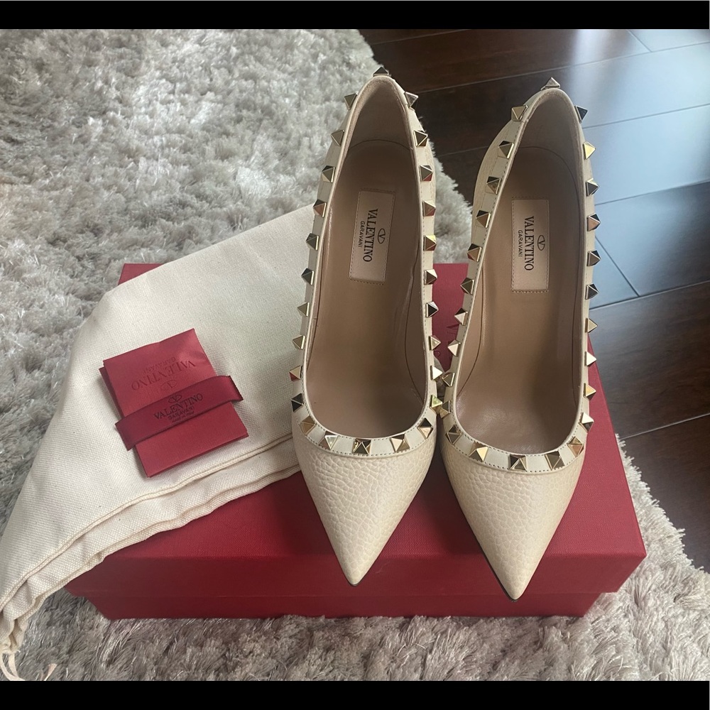 Valentino Rockstud Pumps in Ivory Grained Leather; Sz. 35.5